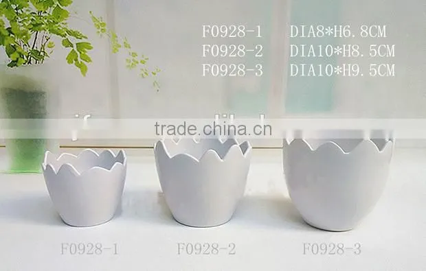 Attractive colorized eggshell shape plastic flower pot
