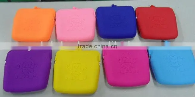 Round shaped button and metal chain silicone bag