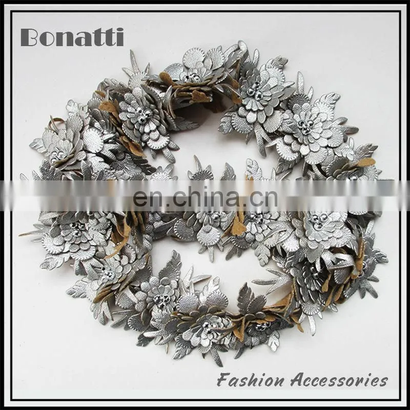 elegant ladies' button collar motif