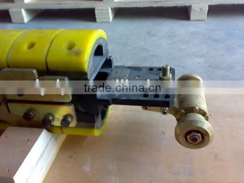 Pipe self-expanding mandrel