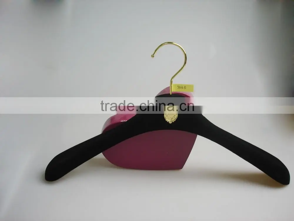 HA6986 black barande hanger with gold logo velvet flocking coat hanger