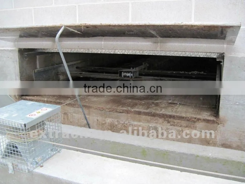 Manure scrapper for pig and rabbit farm