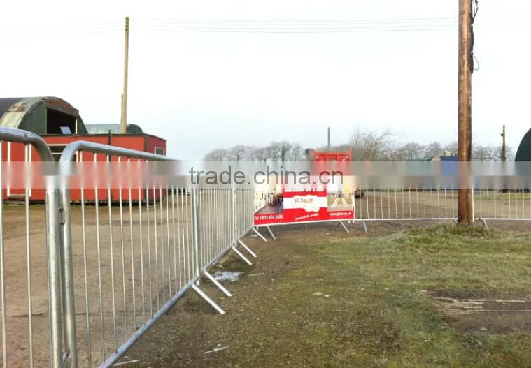 Easily handled crowd control barrier