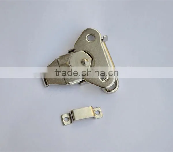 surface mount twist latch/lock for flight road case
