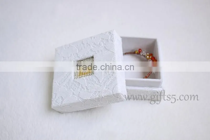 Elegant unique cardboard jewelry gift boxes with beaded name plate of L