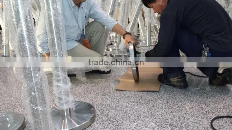 Retractable belt barrier movable in both outdoor and indoor