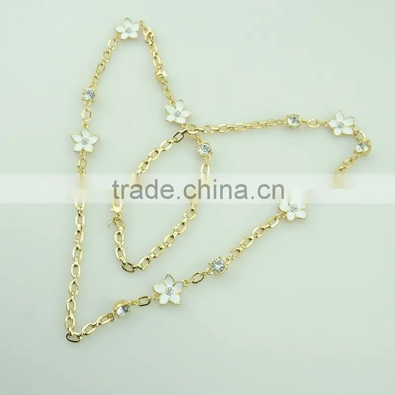China Manufacturer Supply gold plated handmade white epoxy alloy flowers and crystal stones earring and necklace Jewelry Sets