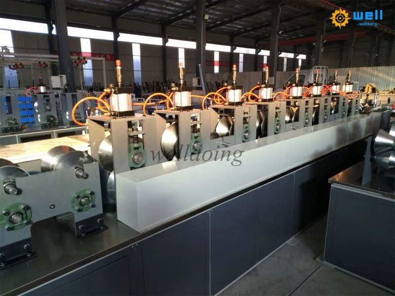 L corner board making machine