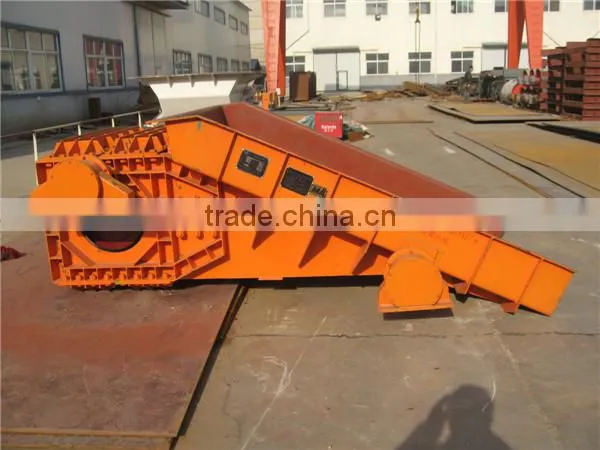 Vibrating feeder mining machine for coal mine