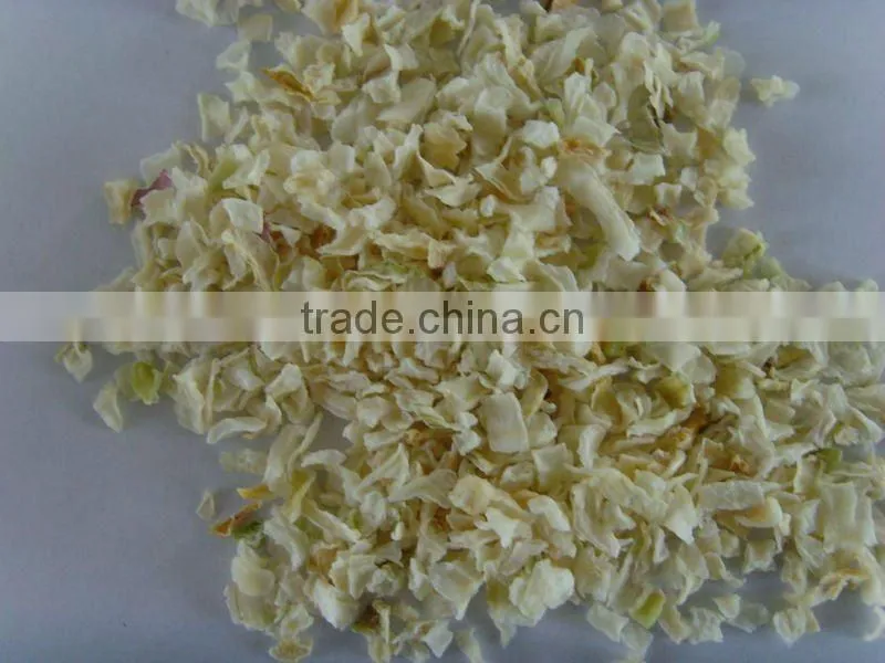 Dehydrated yellow onion flakes