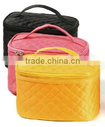quilted fabric soft travel cosmetic bag case,women travel organizer makeup bag,beauty makeup vanity case