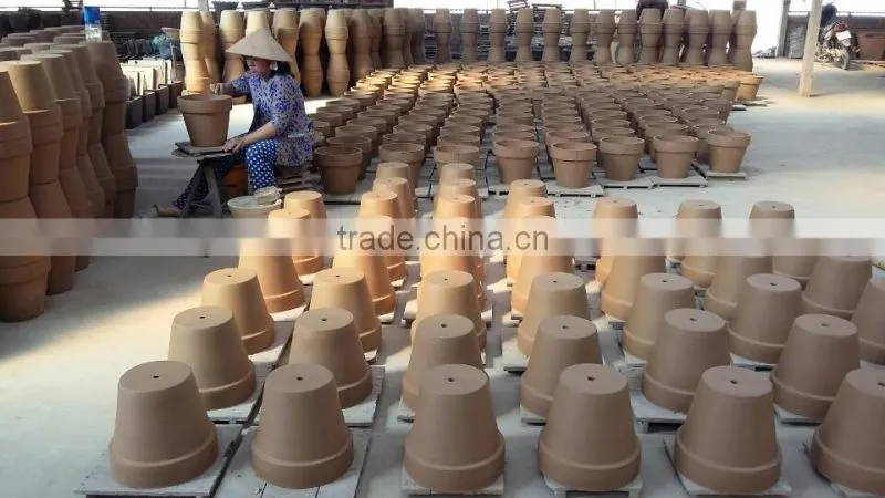 Clay terracotta pots with the beautiful style for your dreaming garden