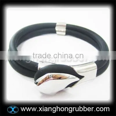 Latest design silicone bracelet with stainless steel accessoire
