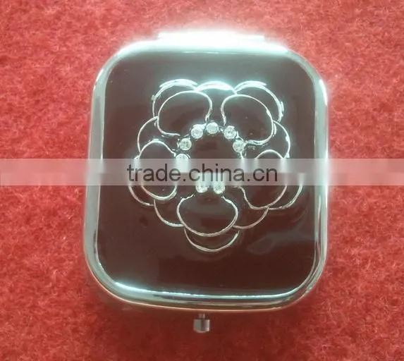 round compact mirror with decorative Eiffel Tower decor