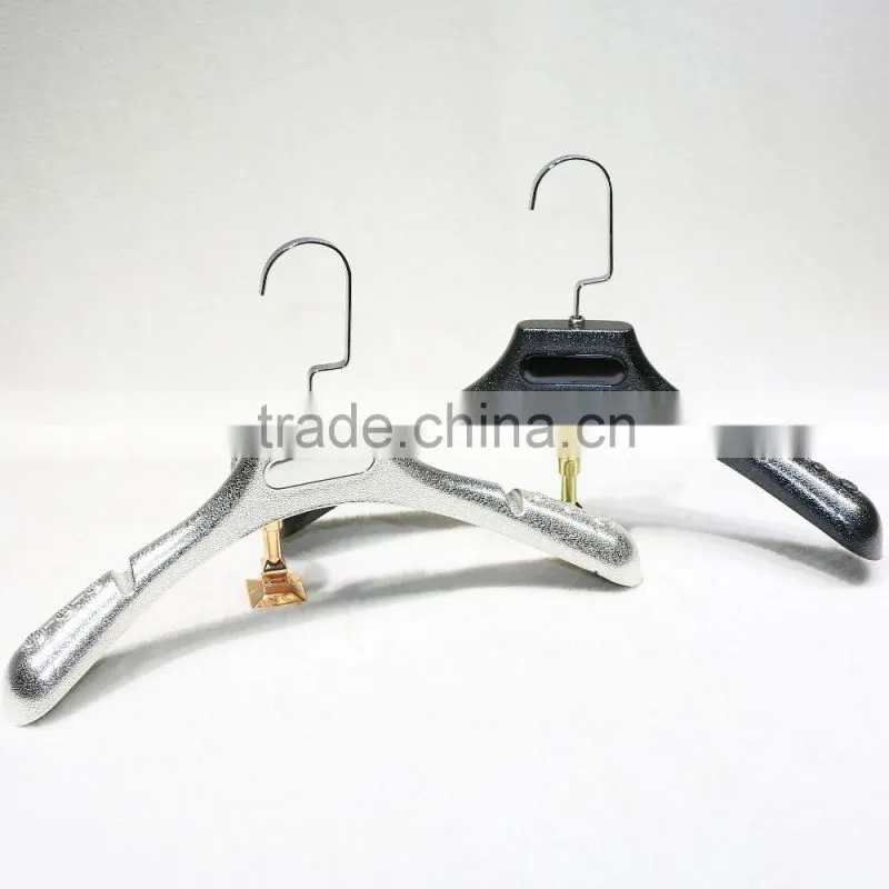 Laundry plastic hanger for wet clothes for display