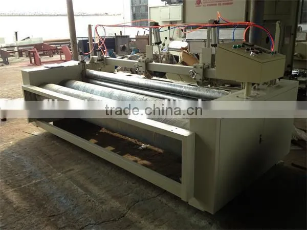 Slitting and rewinding machine, fabric slitting and rewinding machine