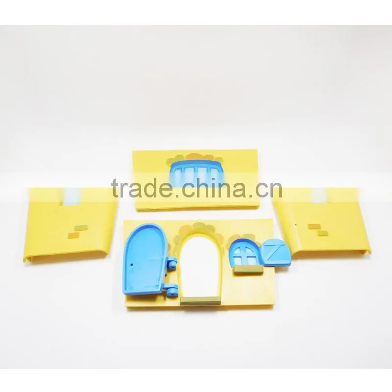 Quicky Assembly Plastic Farm House for Small Animal Plastic Warm House for Kids Play Games