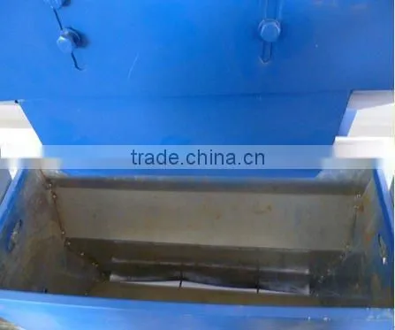 Automatic chicken feeding machine