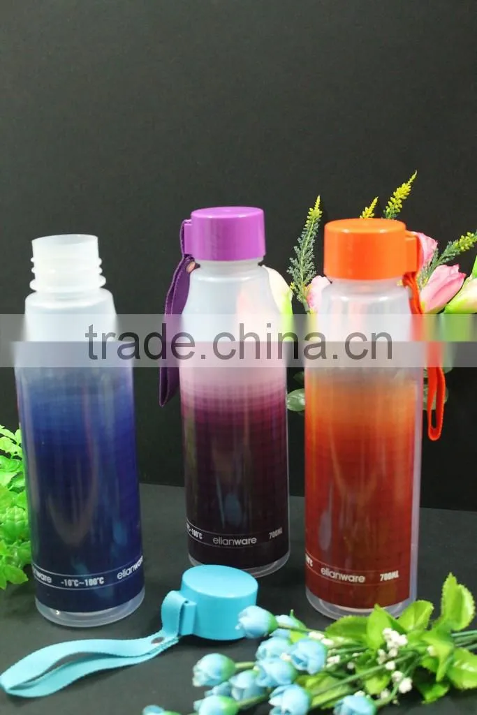 Colorful plastic water tumblers with lid and handle/ travel plastic 700ml colorful tumbler with handle and lid. BPA FREE!