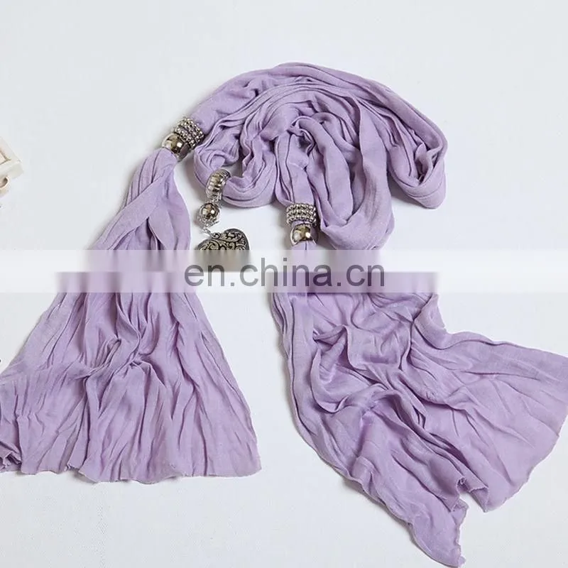 The necklace trend special purple scarf