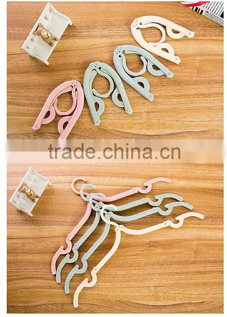 Hot selling plastic foldable travel home clothes hanger with anti-slip grooves