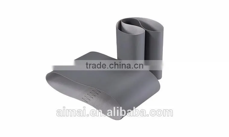 Rough surface patterned rubber conveyor belts