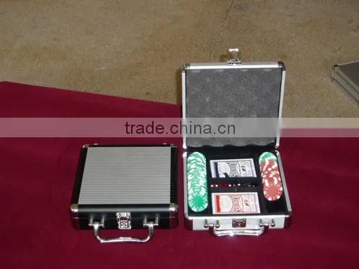 Poker Set with 400 chips and carrying case