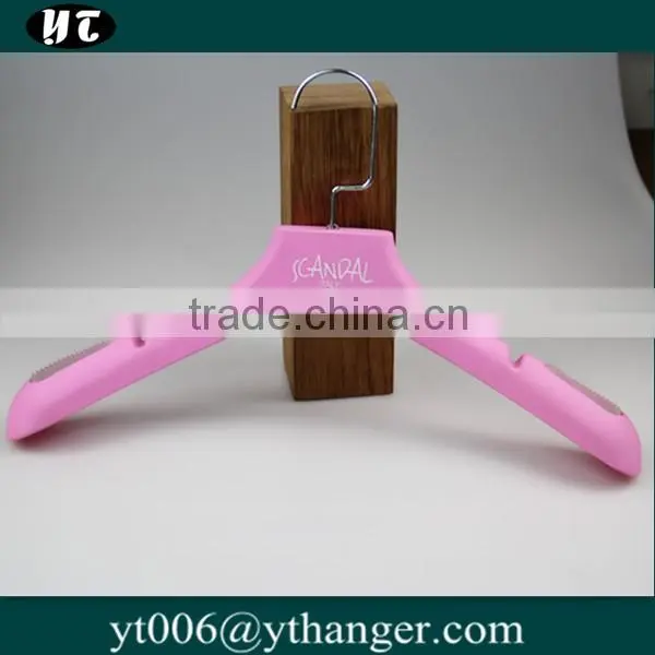 hot sale red plastic clothes hanger coated with velvet with golden clips