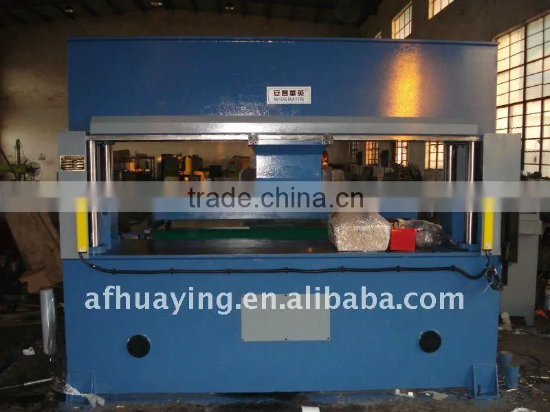 Semi-automatic travelling head rubber cutting machine