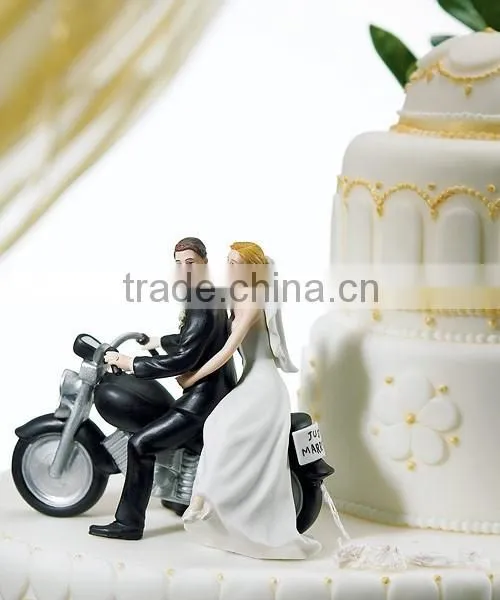 loving couple figurine