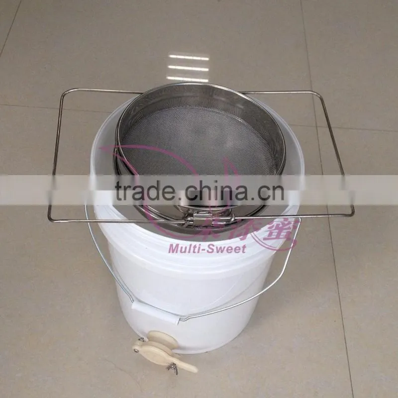 Beekeeping Supplies Food Grade Plastic Honey Bucket Tank with Gate Valve For Honey Extraction