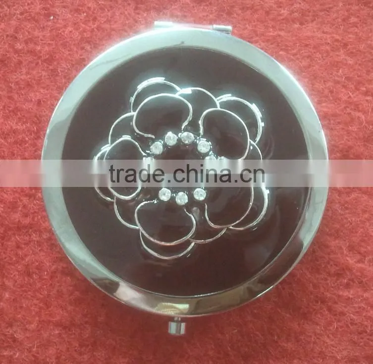 Jewelled round shape Pearl surrounded compact mirror with flower decor