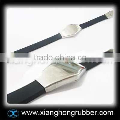 Latest design silicone bracelet with stainless steel accessoire