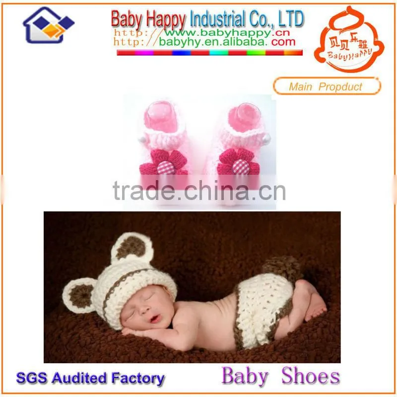 knit shoes upper and woolen hat