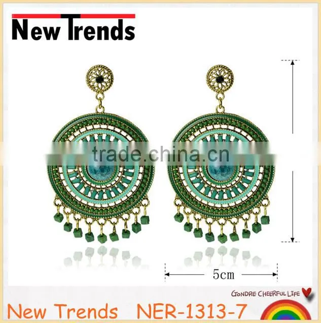 Fancy design gold earring with crystal and small plastic beads