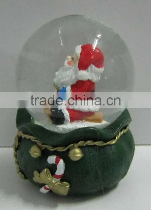 Polyresin snow globe with snow flake
