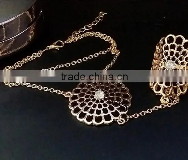 Latest gold finger ring designs hollow sun shape gold women's finger ring bracelet