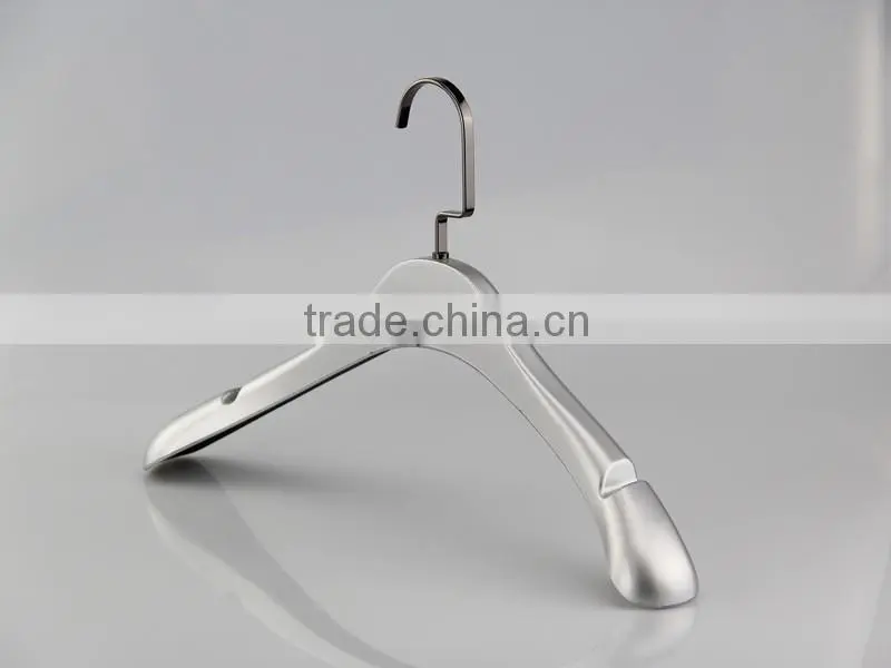 2016 fashion plastic electronic plated hanger with antislip notch