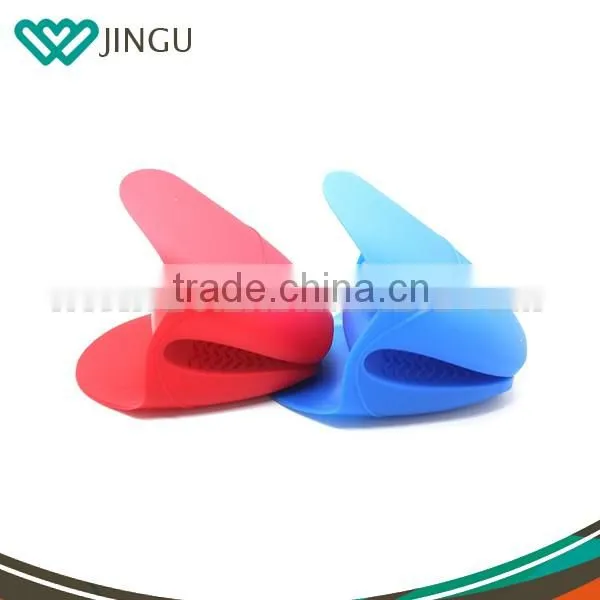 Hot selling and colorful cute silicone heat protective resistant cooking gloves