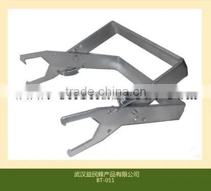 Beekeeping equipment frame grip
