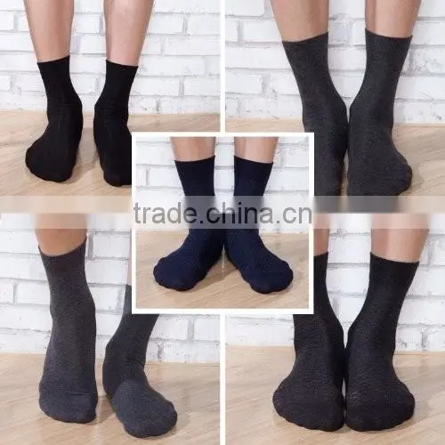 2016 Wholesale New design solid color men dress tube socks making machine