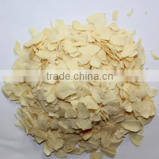 dried garlic flakes
