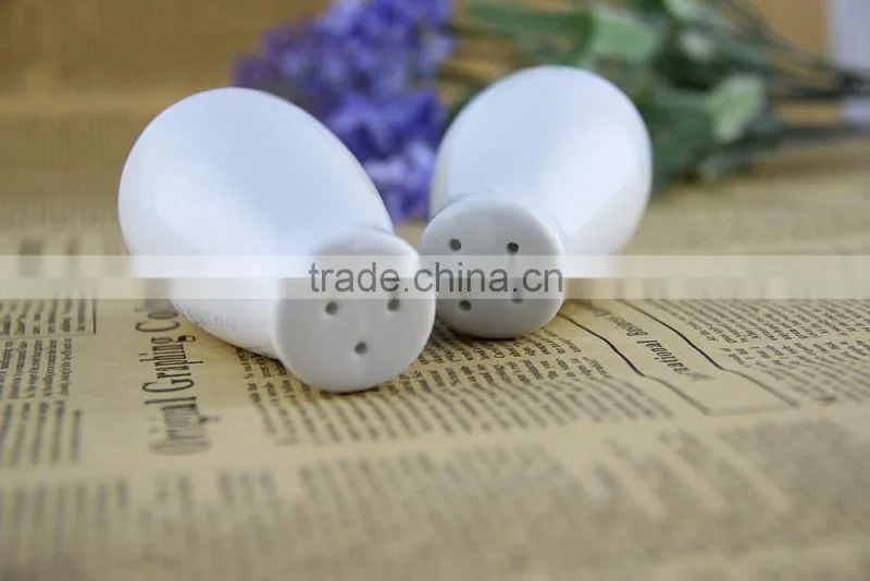 wholesale domestic household white ceramic salt and pepper shaker wedding favors