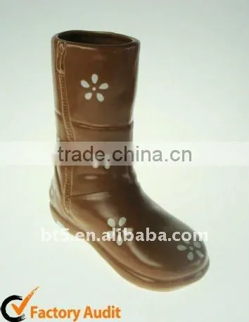 8 inch ceramic shoe in black for home decoration