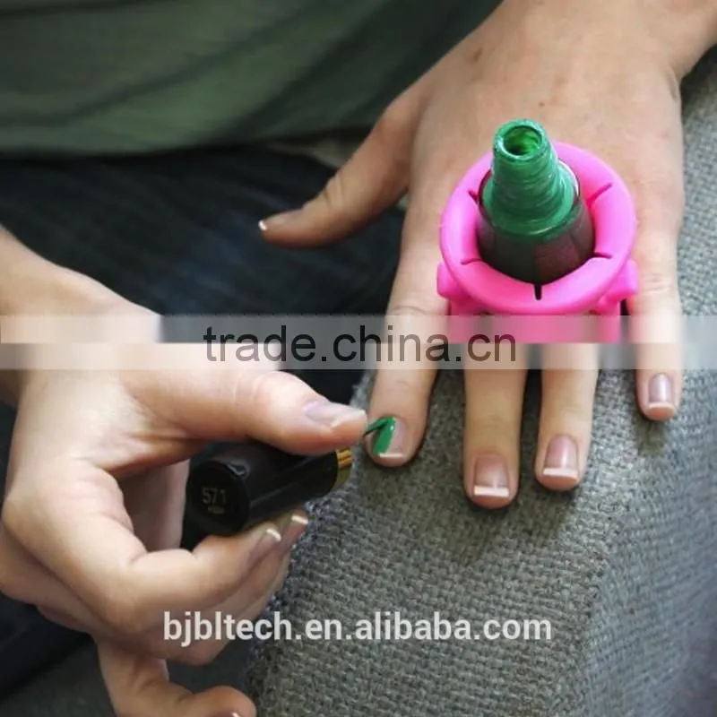 2016 New Popular DIY Salon Silicone Wearable Nail Polish Holder with 2 Finger Ring