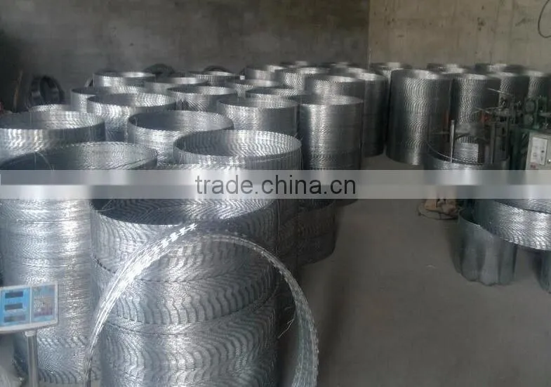 factory wholesale hot-dipped galvanized razor barbed wire mesh fence