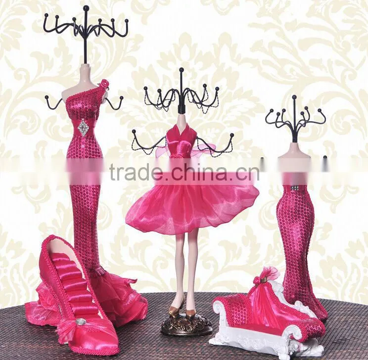 Fashion jewelry figura resin unique jewelry display set luxury