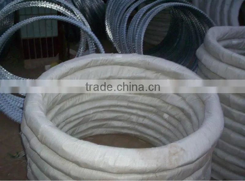 hot dipped gi barbed wire cheap price per roll (Tommy,Skype:zheng.tommy1,whatsapp/viber/wechat:86-18032821161)