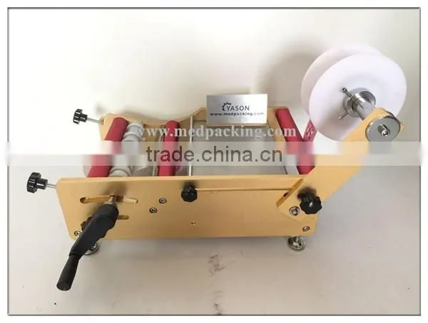 Manual Round Bottle Sticker label machine labels on round bottle/round jar/cylinder