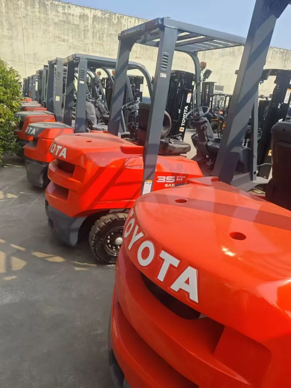 Specializing in the export of used construction machinery—such as forklifts and excavators—we provide cost-effective equipment to clients worldwide.